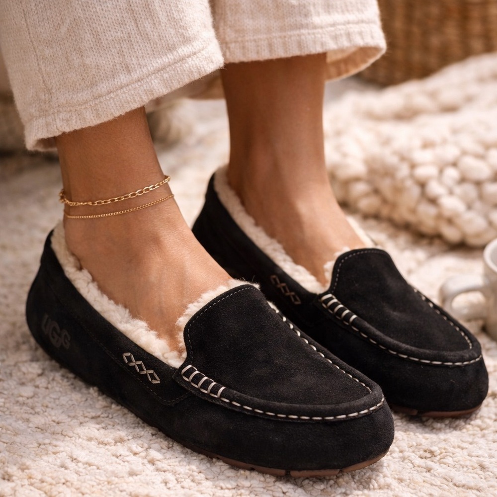 UGG Black Suede Shearling Moccasin Slippers Cozy Lined Indoor Outdoor‎ Size 7 38